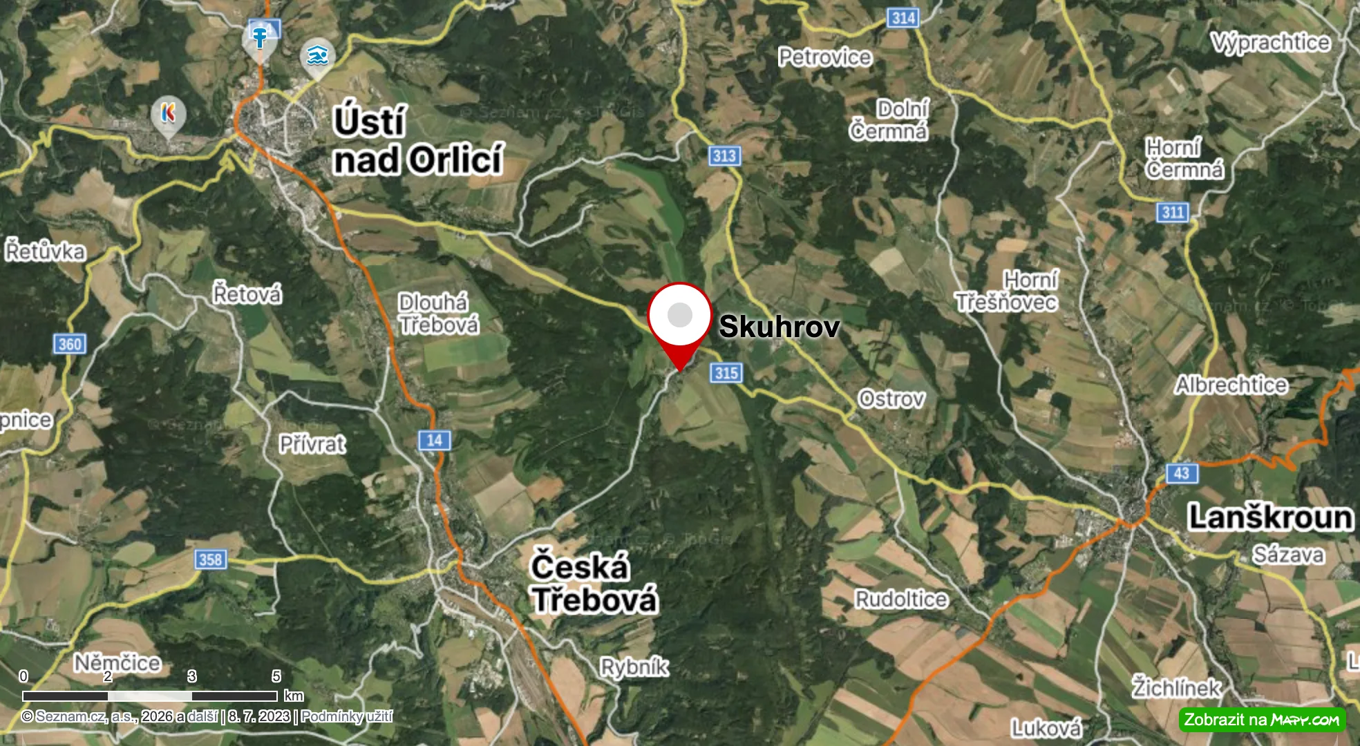 Letecká mapa okolí: Skuhrov označený špendlíkem mezi Českou Třebovou, Ústím nad Orlicí a&nbsp;Lanškrounem, s&nbsp;okolními vesnicemi, silnicemi, lesy a&nbsp;poli.